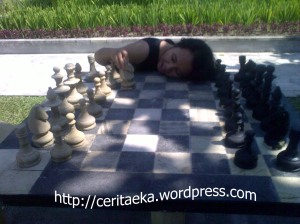Kelelahan bermain catur raksasa