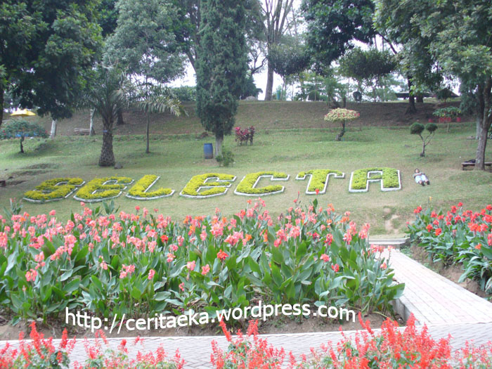 Lihat itu... suamikucoba menjadi huruf i.. jadinya Selecta* hehehe