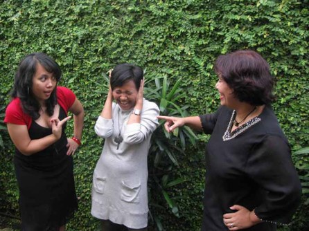 Eka : Frozzy, nagku deh lu makan berapa Chesse cake? Mbak EM : Frozzyyy... anak diumpetin dimana? Frozzy : Ampuuuuuuuuuuuuun