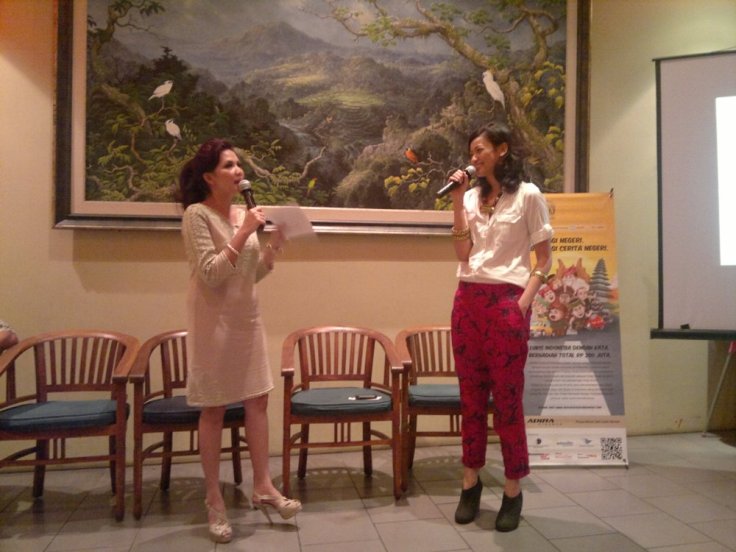 Saya naksir sepatunyaaaaa ^_^ juga celananya Agni yang Indonesia banget ituh.