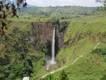 Air Terjun Sipiso-piso dengan ketinggian 120m. Brrr dingin