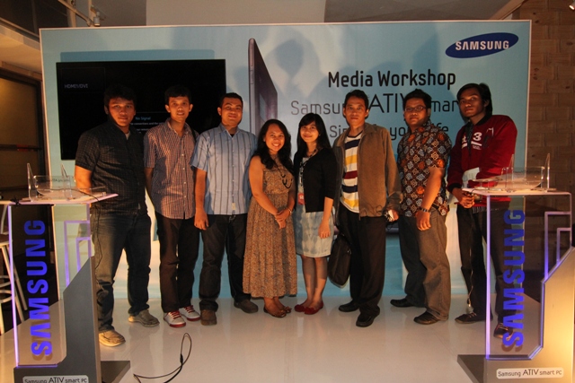 Blogger-blogger yang diundang ke acara Media Workshop Samsung Ativ Smart PC. Ceweknya cuma 2, berasa cantik banget (karena gak ada saingan) hihihi.