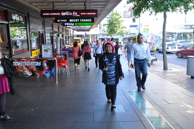 Santai jalan di trotoar, gak ada yang klakson-klakson dan yang pasti gak ada motor naik-naik ke trotoar! :mrgreen: