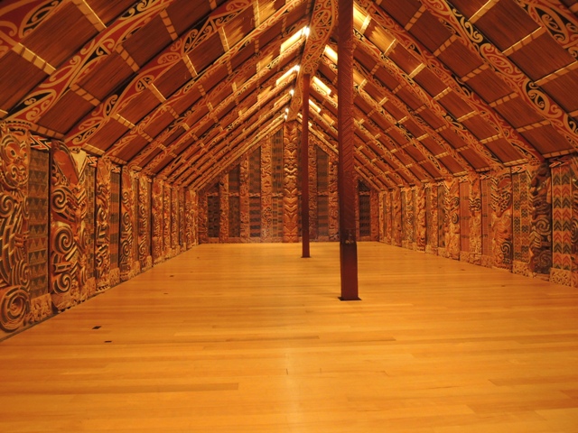 Rumah tradisional Suku Maori di Selandia Baru. Penghormatan ditunjukkan dengan melepas sandal saat memasuki rumah mulai dari teras bagian luar. Rumah Suku Maori biasanya dinamakan sesuai dengan nama leluhur yang dianggap penting. Di bagian dalam rumah ini ada pahatan kepala yang melambangkan kepala leluhur tersebut namun tanpa bagian tubuh. Lalu tubuhnya di mana? Rumah tradisional ini sendiri dianggap sebagai tubuh dari leluhur tersebut. Kalau diperhatikan ukir-ukirannya mirip sama rumah-rumah tradisional di pedalaman Kalimantan atau Sulawesi, gitu gak sih?