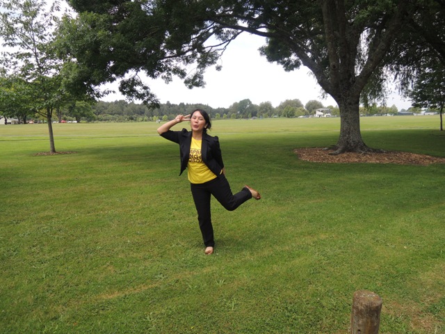 Jingkrak-jingkrak gak jelas, kesenengan lihat taman hijau yang bikin mata sedap ini :D