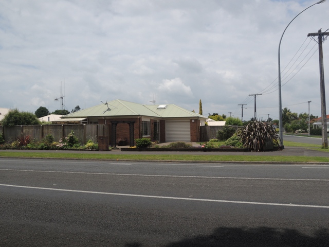Rumah-rumah di Hamilton City. Yang kayak gini kata penduduk NZ sih rumah standart, kelas menengah gitu. Jiiiaaann, segede gini koq kalangan menengah? :|