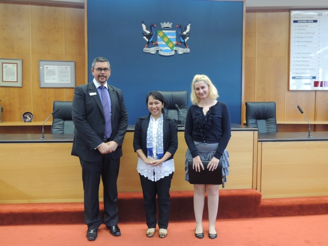 Walau jauh ke NZ, tetep pakai batik dunk dunk. Bangga banget ama produk Indonesia deh ;)