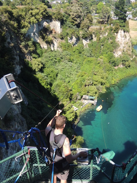 Walo danau ini indah banget dengan warna biru tosca yang memikat, serius saya mikir berkali-kali disuruh loncat dari sini :D
