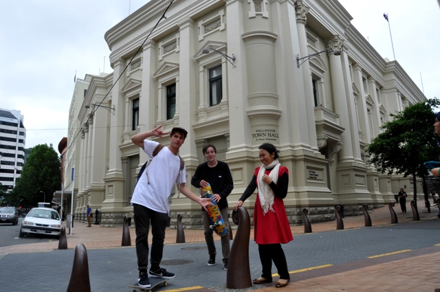 Lagi mau poto di depan Wellington Town Hall, eeeh tiba-tiba ada anak-anak main skateboard minta poto bareng :D haha