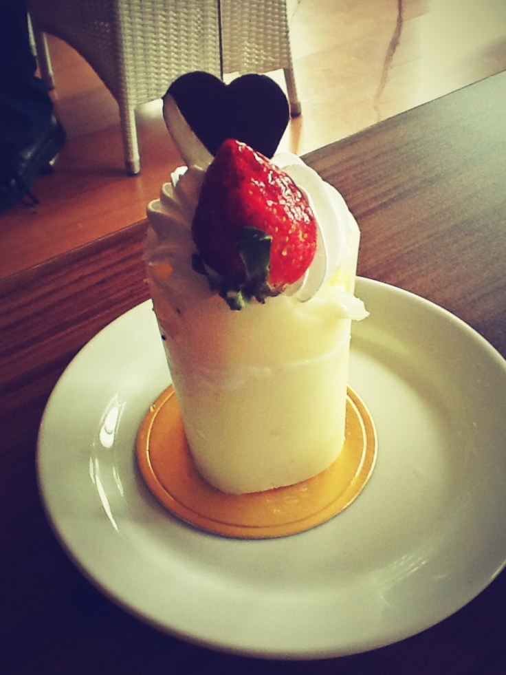 Menunggu suami lembur dikawani snow white princess Cak. Sempat merasa dunia terlihat suram :D