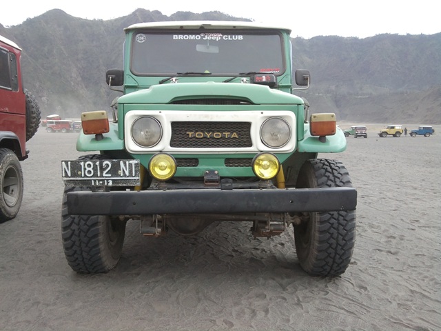 Jeep hardtop sewaan kami. Platnya N! Malang Booow