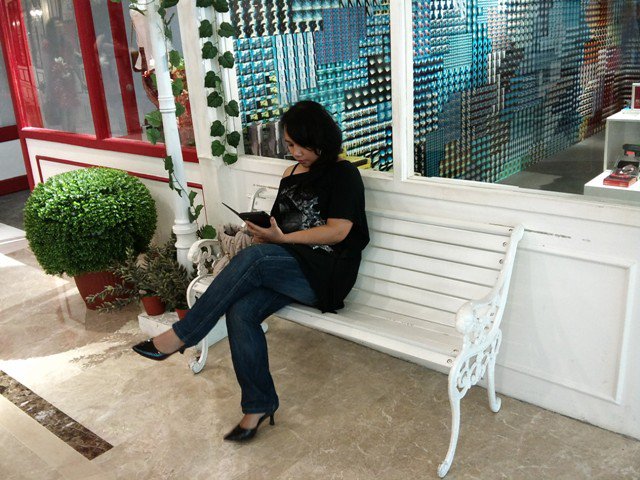 Sekarang, dunia sudah ada di dalam genggaman. Termasuk blanja-blenji, Cyiiin! ^_^