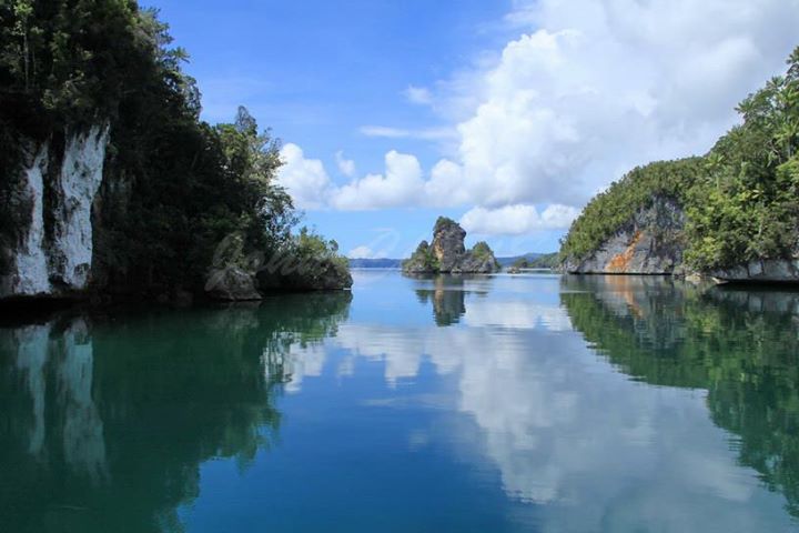 Laut yang jernih memantulkan pemandanganyang ada. Raja Amat tunggu akuuuu.