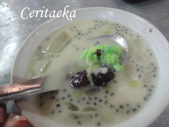 Dawet beras, rasanya segar, tidak terlalu manis tapi ada sedikit asam yang hadir dari tape serta ketan hitam. Terus ada grinjil-grinjel kecil karena ada biji selasihnya. Whoa SEUGER, Cak! Cocok buat lidah saya!