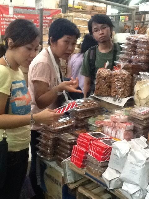 Ada yang nolak-nolak masuk ke Pasar, eeeh begitu kena sihir jajanan langsung kapal! :mrgreen: Huahaha