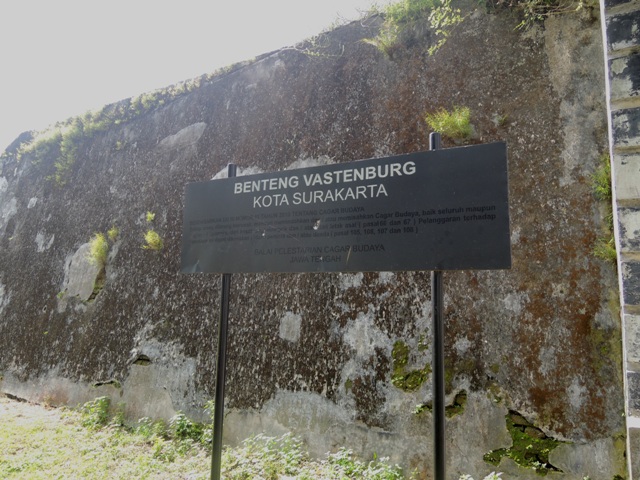 Dindingnya banyak yang sudah dipenuhi lumut.