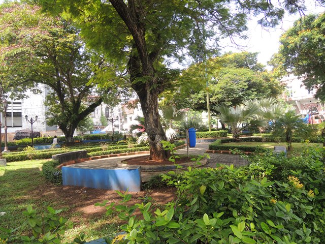 Taman yang dibangun Pemkot Semarang menambah keasrian di seputar gereja.