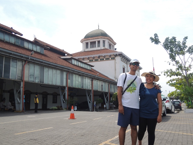 tetep harus bisa senyum 3 jari walo udah kepanasan dan kecapean keliling-keliling kota tua. Di mana pun, kapanun harus tetep eksis! ;) Eh :P