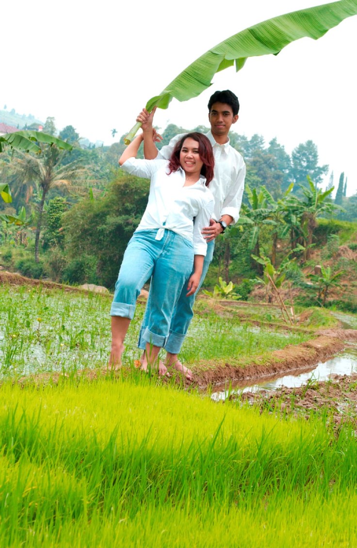 "Jadi, kamu mau punya rumah atau pesta gede-gedean? Kalo maunya pesta, nanti kita berteduh di bawah pohon pisang aja yaaa," todong Adrian pas pacaran :D