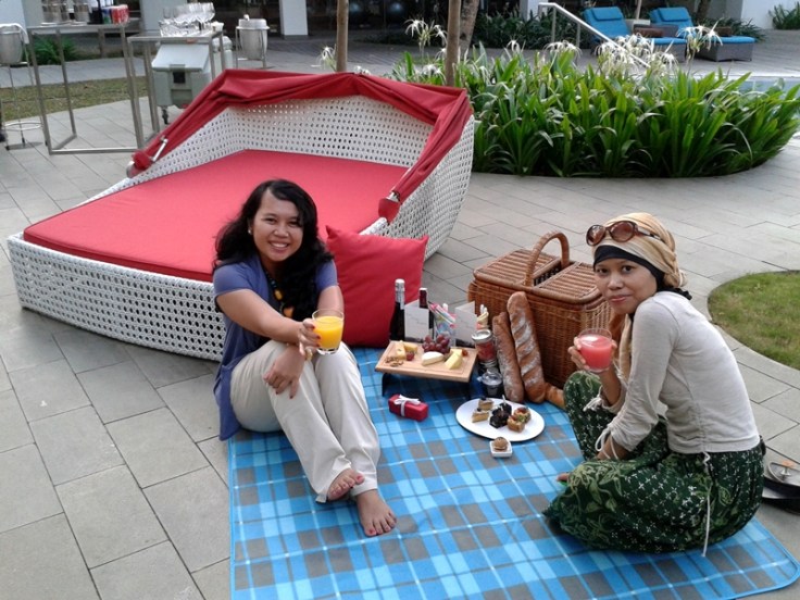 Enjoying my picnic with @nagacentil