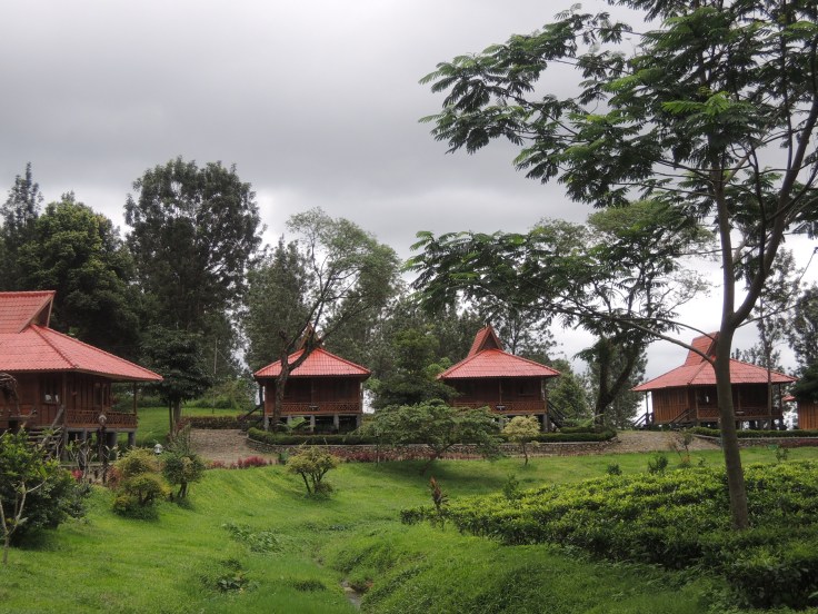 Buat yang mau nginep di areal kebun teh, ada pondok-pondok yang bisa disewa gini lho.
