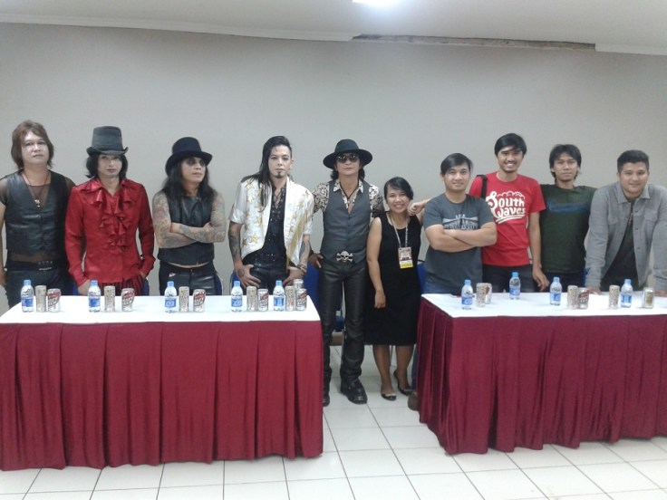 Potoh bareng idolaaa. Diapit cowok-cowok keren blantka musik Indonesia dunk! ;)