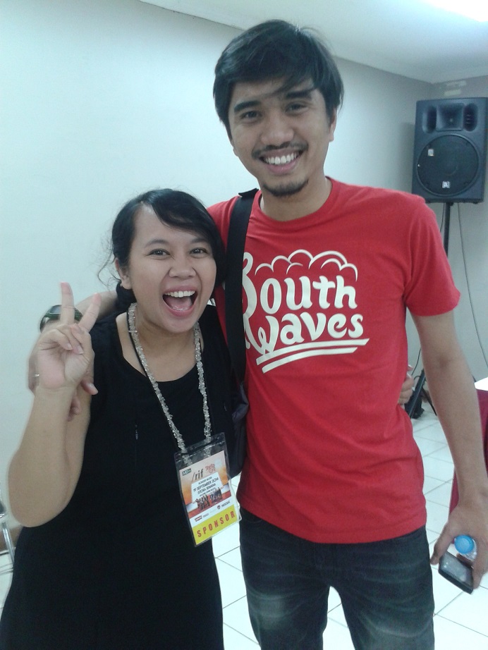 DUPER!! DUTA POREPEEEER. Jadikan aku pacarmu, Duta... Jadikan akuuuu :lol: dulu muda nggak kesampaian poto ama duta. Sekarang malah dipeluk. Whooaaa