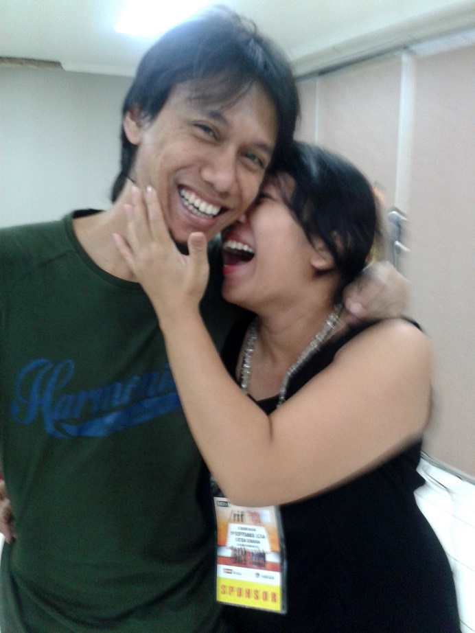 Eros. Jantungnya Sheila on 7. Orang dibalik layar yang bikin lagu-lagu Sheila on 7 ngehits abis. Maaaaak.... Histeris abis Maaak... *lupa kalo sini udah mamak-mamak beranak 1 pas liat Eros* Hahaha