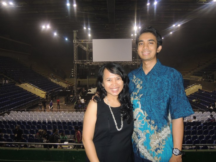 Terima kasih suamiku, yang sudah memenuhi hasrat istrinya senang-senang. Walau kamu nggak mudeng ini konser apaan (iya selera Adrian soal musik beda banget sama aku), walau pas konser ketiduran, walau kemudian bosen dan akhirnya keluar istora dan cari makan di depan.. Tapiii... Dengan dirimu ada di sana, dengan dirimu memberikan aku kesempatan menikmati konser ini... Aku sungguh berterima kasih. Terima kasih tidak mengekang diriku dan membiarkan aku tetap menjadi entitas pribadi yang aku mau ^_^ (udah punya anak satu tetep keluyuran gitu lhooo. Hahaha)