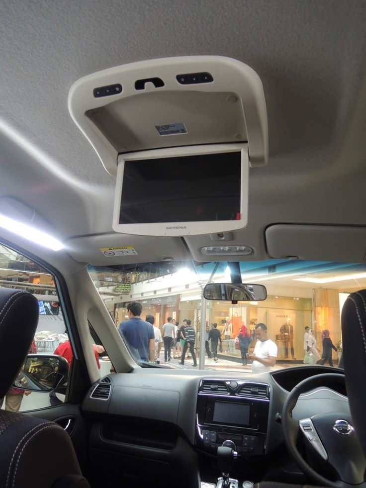 Udha ada TVnya! Macet pun jadi terhubur deh