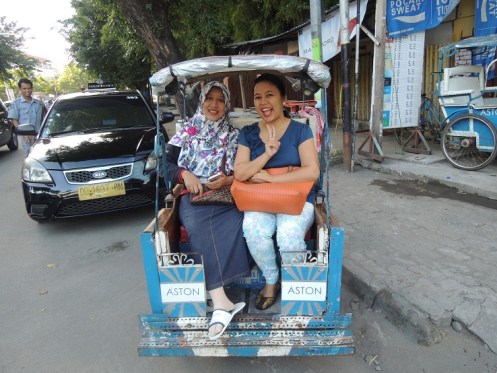 Abang becak yang setia nganterin dan nungguin kami di pantai. Tenaaang... bayarannya didobel kok :P
