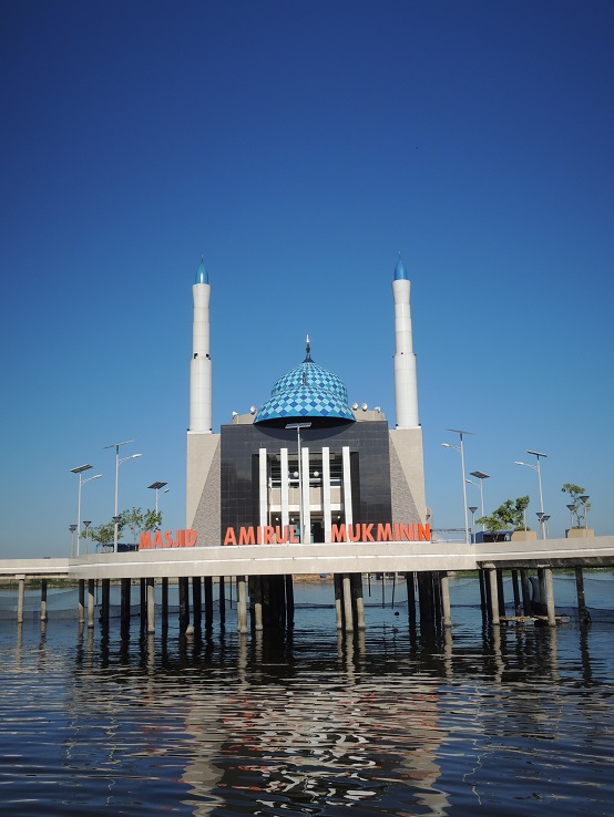 Masjid terapung. Sayang, pas mau masuk pagernya digembok. Padahal kan penasaraaaan...