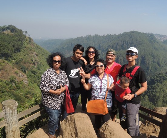 Mudik ke rumah mama itu artinya numpang makan, numpang tidur dan numpang dibayarin pas jalan-jalan :mrgreen: Hahaha. Ini poto di Tebing Keraton, post khusus bakal live juga bentar lagi. Stay tune yaaa.