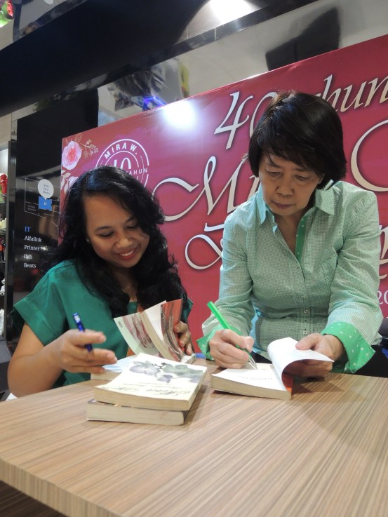 Terima kasih Ibu Mira untuk tanda tangannya :*