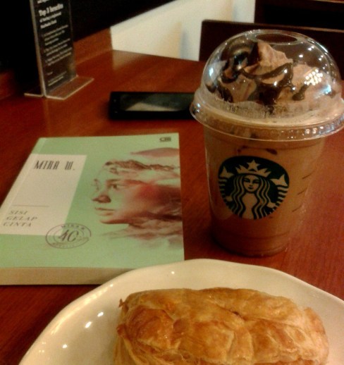 Udah kelar baca Sisi Gelap Cinta. Nanti saya review di Goodreads yaa