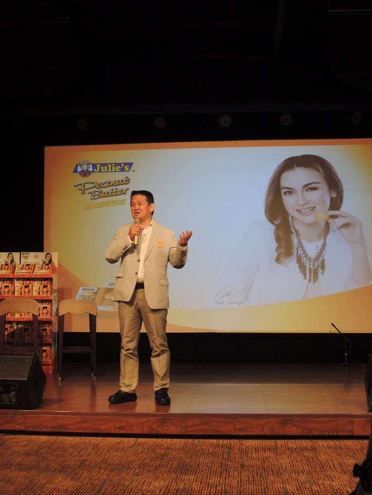 Martin Ang selaku Direktur Perfect Food Manufacturing (M) Sdn Bhd sedang bercerita sejarah Julie's Biscuit