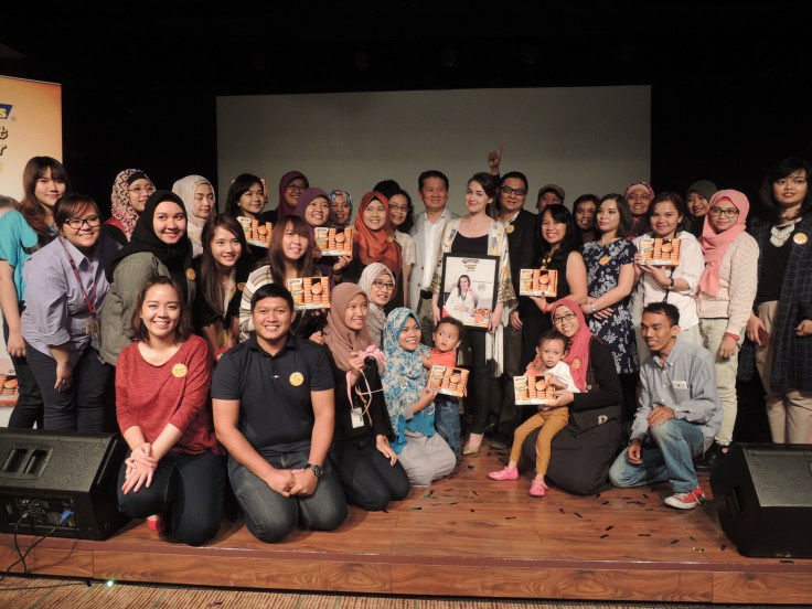 Sah kumpul blogger kalo udah poto begini :P Hehehe. Saya di dekat Rianti dong! Ihiy