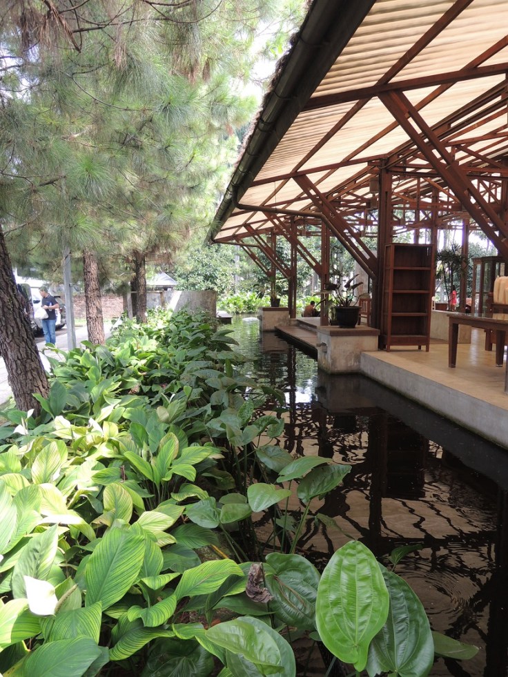 Di bagian luar Kuntum Farm Field, ada tempat bisa duduk-duduk asyik sambil jajan makanan yang dijual di keda tersebut.