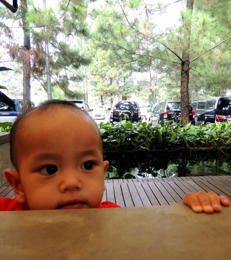 Senyumnya itu lho.. Jahil amat :P