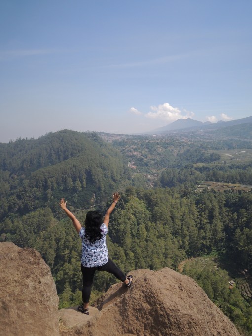 Ceritanya pengen punya poto ala-ala traveler yang berdiri keren di puncak tebing. Eh begitu saya cobain... Ampun deh. Serem amat yaaa. Mana lutut sempet gemeter dan jantung juga deg-deg.an. Udahlah poto seadanya gini aja. Masih sayang nyawa cyiiiiiin :P