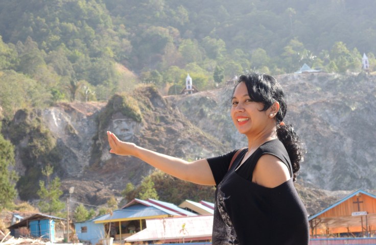 DI ujung bukit itu adalah leluhur orang Minahasa. Sengaja dipahat agar selalu mengingat leluhur. Hmmm, kearifan lokal yang menurut saya sangat betul. Bangsa yang besar kan yang seharusnya bisa menghargai leluhurnya kan?