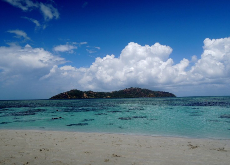 Terbangun dengan pemandangan kece kayak gini? Siapa yang nggak mau?! Manado tunggu saya! ^_^