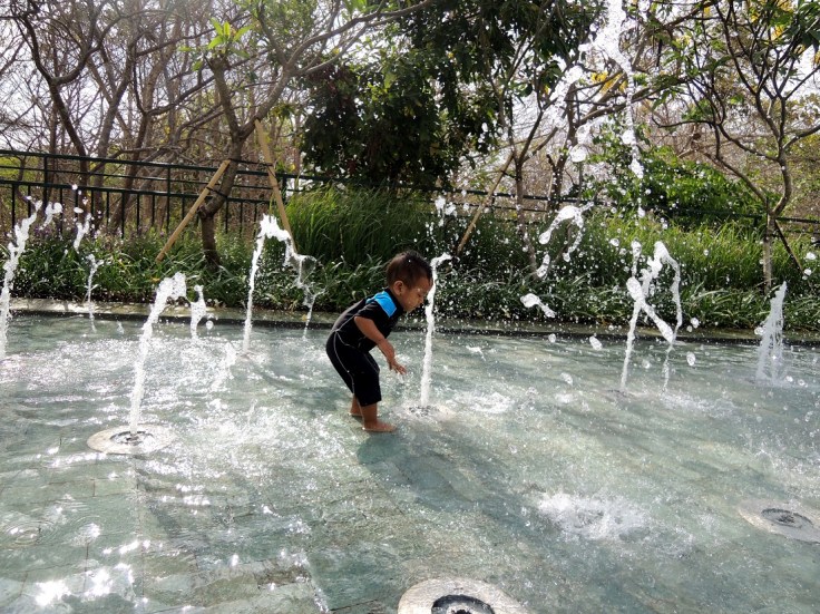 Sambil makan bisa ngawasin si bocah yang main air.