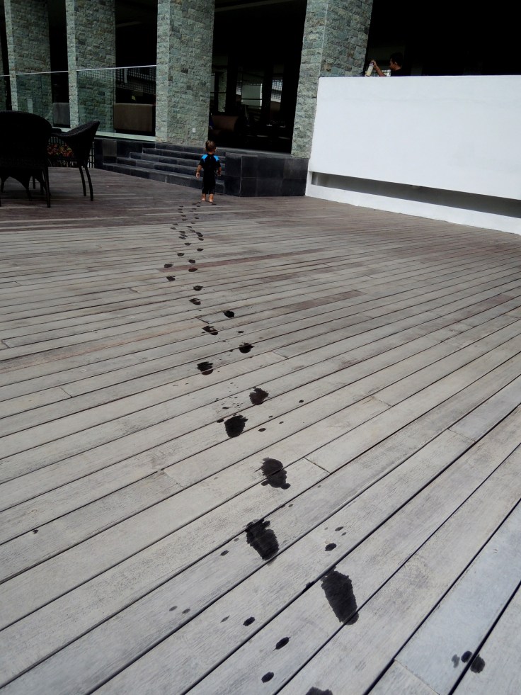 Ini tapak kaki si bocah yang udah lapar abis main air trus minta sarapan. Langsung jalan ke Coffee Shop tanpa saya arahkan :D Hahaha. Udah apal tempatnya dia.