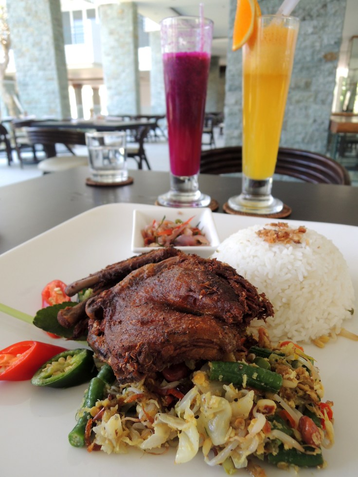 Crispy duck terus minumnya jus buah naga. Sempurna!