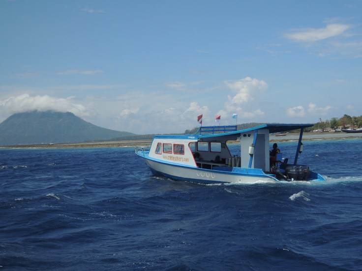 Kapal yang membawa kami dari dermaga ke Bunaken modelnya seperti ini.