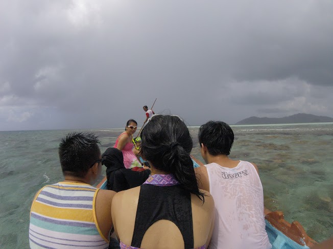 Abis dari kapal, naik sampan mungil begini. Lihat awan gelap di ujung sana. Serem.