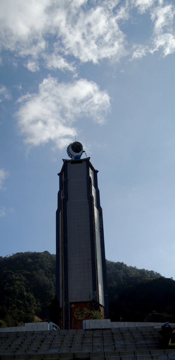 Monumen di Bukit Kasih. Maaf potonya agak gelap karena sampai sini sudah hampir jam 3 jadi cahanya kurang bagus. Tapi aslinya bagus lho.