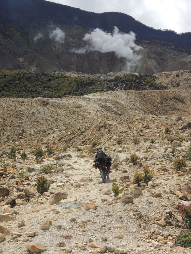 Porternya naik motor lho!