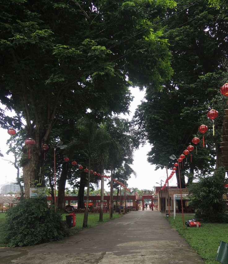 Jalan menuju ke area belakang vihara. Teduh!